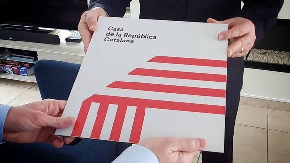 Puigdemont recupera la placa que le habían robado de su 