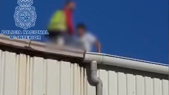 Rescatado un menor que trataba de escapar por el tejado de su lugar de acogida en Ceuta