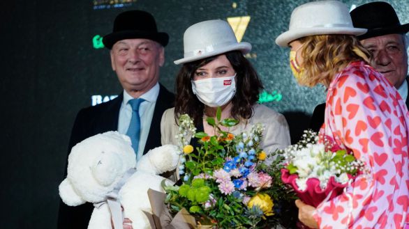 Díaz Ayuso recibe el premio Bombín de San Isidro 2021 por su trayectoria política
