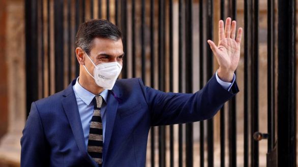 Sánchez se revuelve contra los barones del PSOE