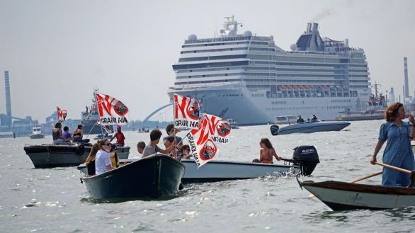 Venecianos protestan por la llegada de nuevo de grandes cruceros a la laguna
