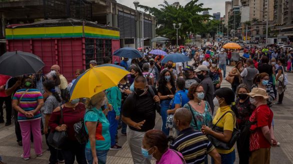 Anarquía en el proceso de vacunación bajo el régimen de Maduro