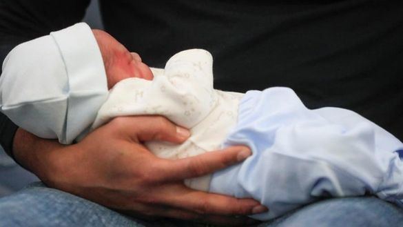Ni rastro de 'baby boom' asociado a la pandemia: los nacimientos caen un 6%