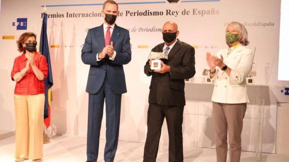 Felipe VI reivindica el periodismo ante los bulos y la saturación informativa