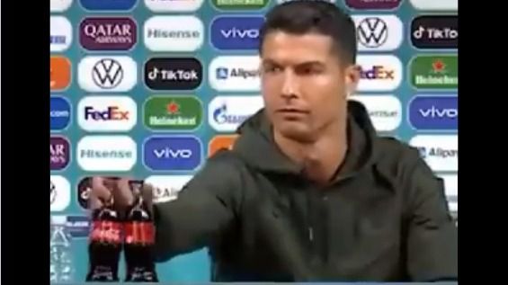 Polémica por el gesto de desprecio de Cristiano Ronaldo a Coca-Cola