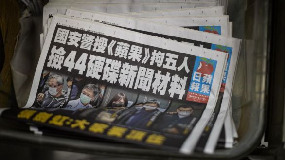 Hong Kong ratifica el fin de la prensa libre con el asalto al principal diario del país