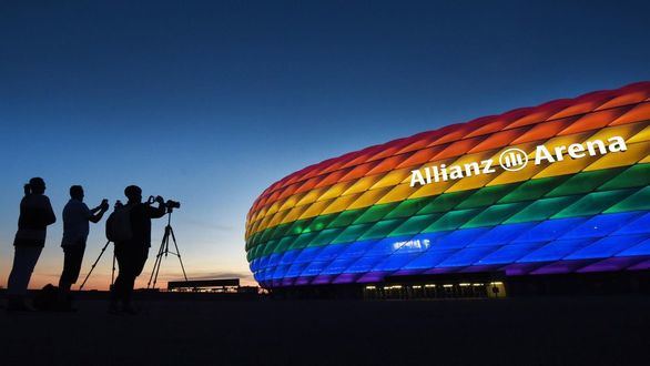 La UEFA rechaza iluminar el estadio de Múnich con la bandera LGTBI