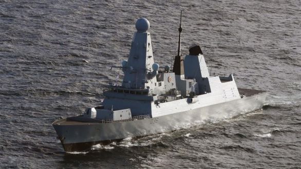 Rusia abre fuego de advertencia contra un destructor británico en el Mar Negro