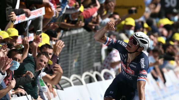 Tour de Francia. Van der Poel luce, emocionado, y homenajea a su abuelo, Poulidor