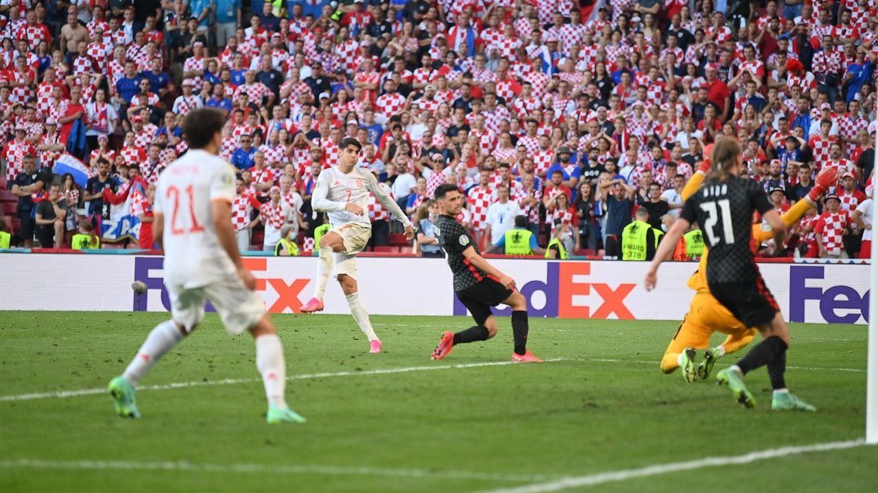 Morata, en el disparo que supuso en el 3-4 en la prórroga ante Croacia.