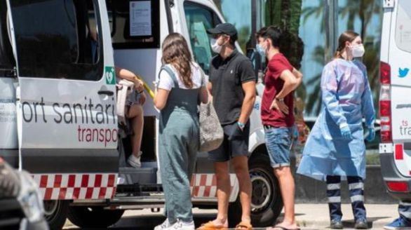 Confinados en Malta 31 estudiantes españoles por un positivo de Covid en su avión
