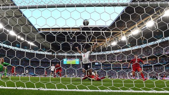 La polémica arbitral echa a Dinamarca y mete en la final a Inglaterra