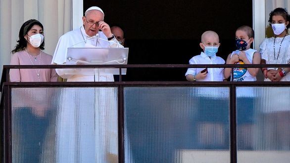 El Papa reaparece desde el hospital y pide una sanidad gratuita para todos
