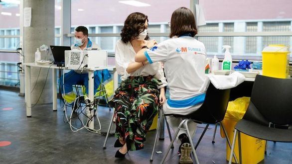 Ayuso se vacuna contra el coronavirus en el WiZink Center y ya dispone de la pauta completa