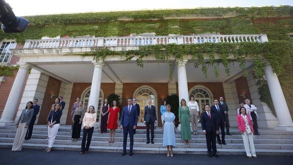 Sánchez posa en La Moncloa con su Gobierno más glamuroso