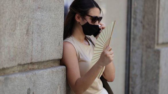 La mascarilla seguirá siendo opcional al aire libre cuando haya distancia social