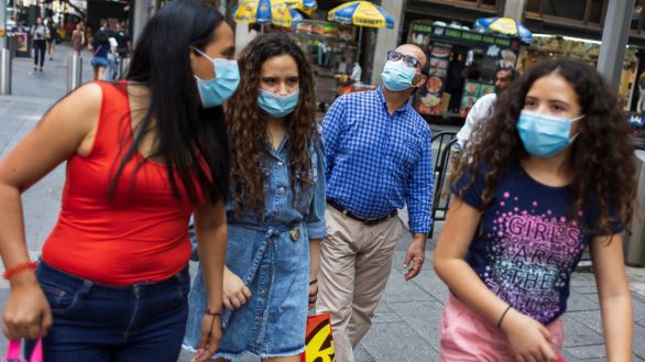 La variante delta se transmite entre 'inmunizados' y es tan contagiosa como la varicela