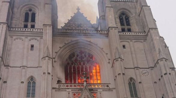 Un párroco francés, asesinado por el sospechoso de incendiar la catedral de Nantes en 2020