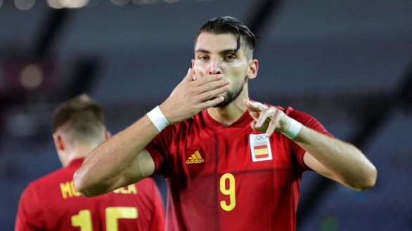 Rafa Mir aterriza en Sevilla y firmará un contrato por cinco temporadas