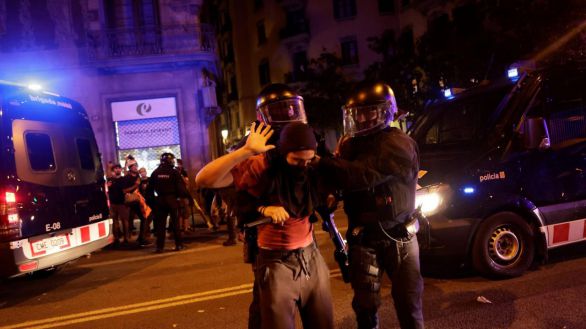 Radicales asedian y atacan la Jefatura de la Policía en Barcelona