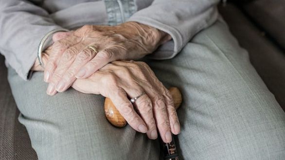 Los mayores de 65 años que viven solos tienen más riesgo de abusar de opioides