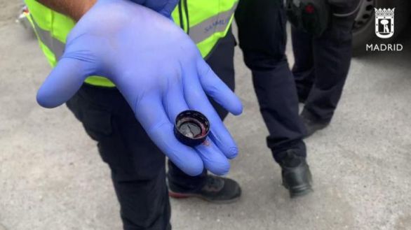 Salvan la vida a una bebé asfixiada por un tapón y atrapada en un ascensor