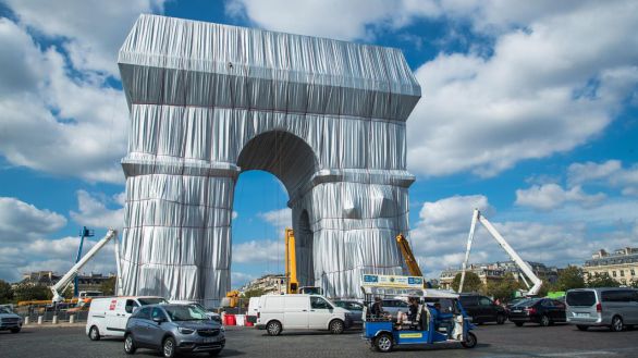 Abre al público la instalación artística en el Arco del Triunfo de París
