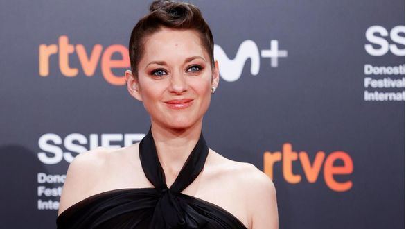 Penélope Cruz entrega el Donostia a Cotillard en una gala alegre y musical