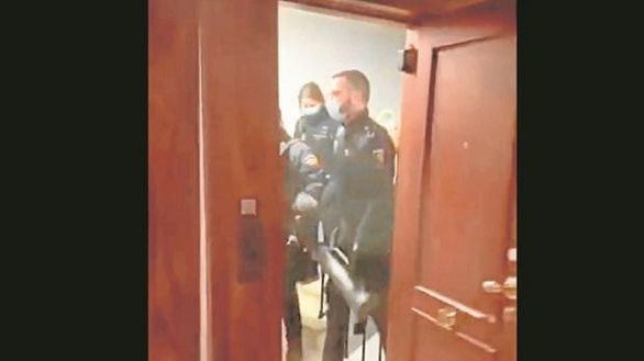 Un juez ve indicios sólidos de allanamiento en el caso de 'la patada en la puerta'