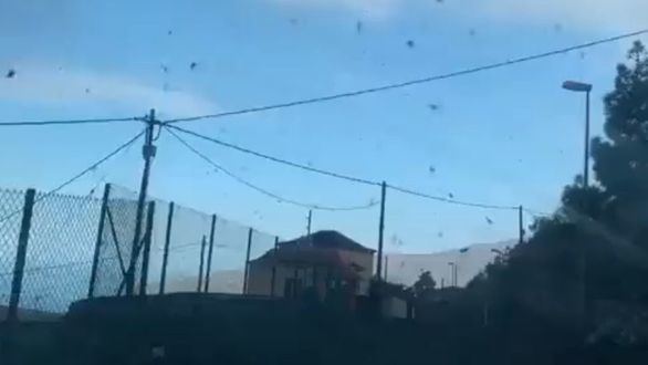 Así es la lluvia de cenizas y piroclastos que ya cubre toda La Palma