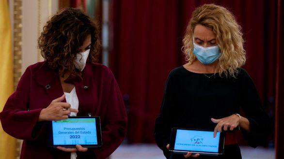 Montero entrega en el Congreso el proyecto de Presupuestos de 2022