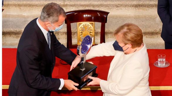 El Rey entrega a Merkel el XVI Premio Carlos V por su 