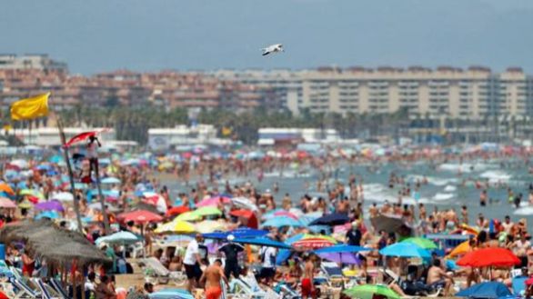 España recibió este verano 16,9 millones de turistas, un 45% menos que en 2019