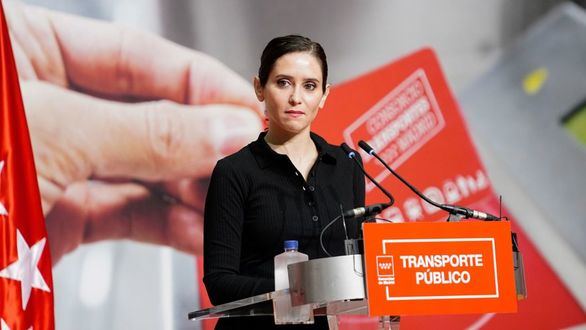 Ayuso rebaja el precio del abono transporte para usuarios de 129 municipios