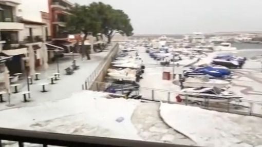 Una impresionante granizada cubre de blanco Cala Rajada, en Mallorca