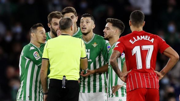 El Sevilla gana el derbi al Betis y mantiene el desafío | 0-2
