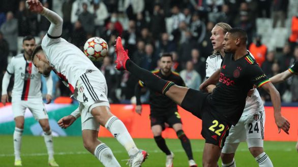 El Ajax entra en octavos de final por la puerta grande | 1-2