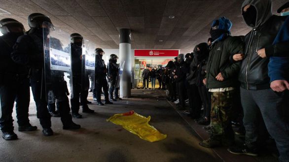Radicales separatistas tratan de impedir un acto de la plataforma estudiantil S'ha Acabat! en la UAB