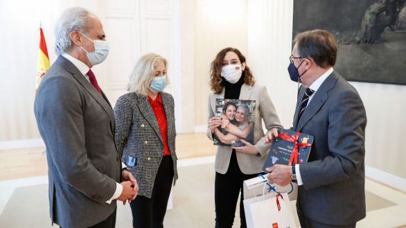 Ayuso firma un convenio con la Fundación “la Caixa” en materia de acción social, científica, cultural y educativa