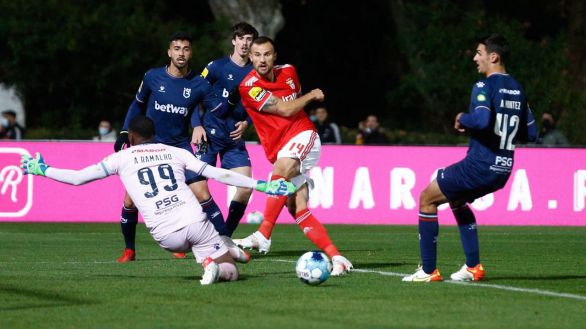 El Covid-19 provoca un escándalo mayúsculo en el partido del Benfica contra el Belenenses