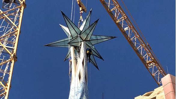 La Sagrada Familia corona la torre de María con una gran estrella luminosa