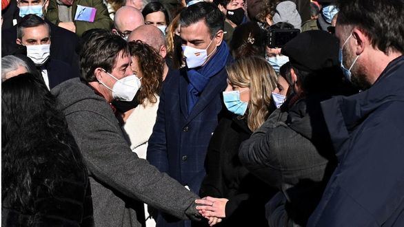 Centenares de personas llevan los libros de Almudena Grandes a su entierro