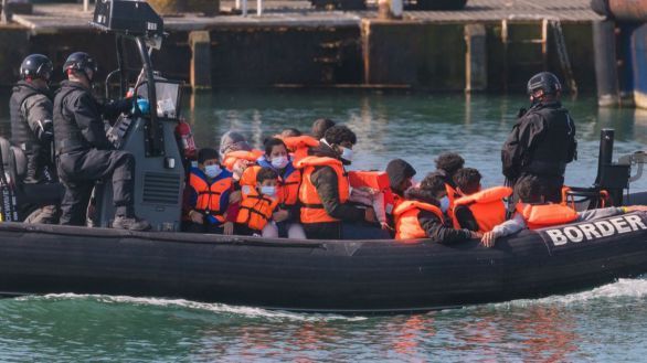Francia propondrá a Johnson un pacto migratorio para el Canal de la Mancha