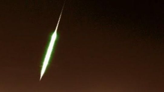 Captan una bola de fuego sobrevolando la costa atlántica a 72.000 km/hora
