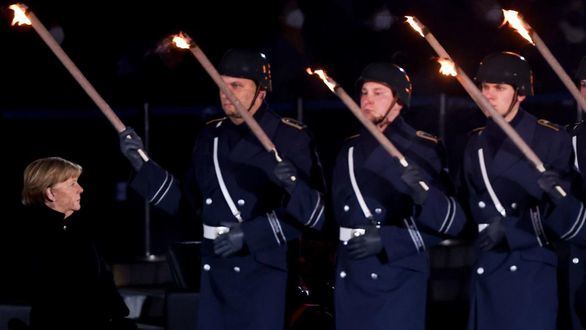 El Ejército alemán despide a Merkel con honores militares en un desfile nocturno con antorchas y música punk