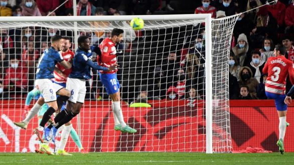 Arias da impulso al Granada contra el Alavés | 2-1