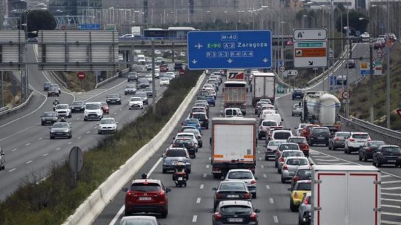 Continúan los atascos por el puente, sobre todo en la A6 de Madrid y vías de Toledo