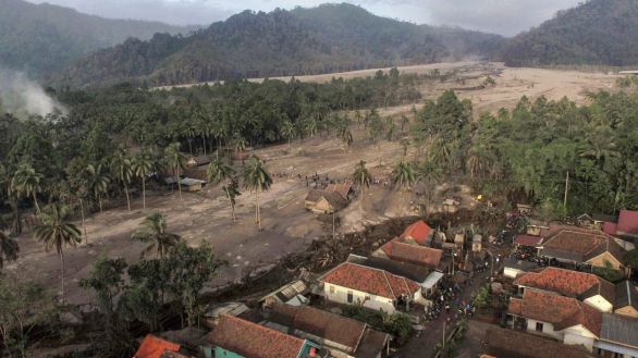 La erupción del volcán Semeru deja 13 muertos y un tsunami de ceniza en Java