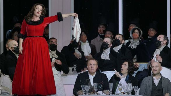 La bohéme vuelve al Teatro Real con público entregado y optimista