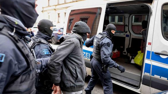 Detenido un grupo de antivacunas que pretendía atentar contra el primer ministro de Sajonia